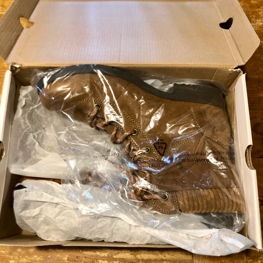 St. Johns Bay Yumma Cognac Suede Boots NIB Size 8M - Picture 7 of 9
